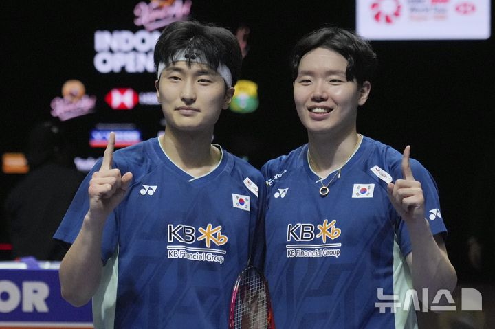 [자카르타=AP/뉴시스] 김원호(왼쪽)와 서승재가 8일(현지 시간) 인도네시아 자카르타 이스토라 스타디움에서 열린 2025 세계배드민턴연맹(BWF) 월드투어 슈퍼 1000 인도네시아오픈 남자복식 결승에서 사바르 카르야만 구타마-모 레자 파흘레비 이스파하니 조(인도네시아)를 꺾고 세리머니를 하고 있다. 김원호-서승재가 2-1(18-21 21-19 21-12)로 역전승을 거두고 우승을 차지했다. 2025.06.09.