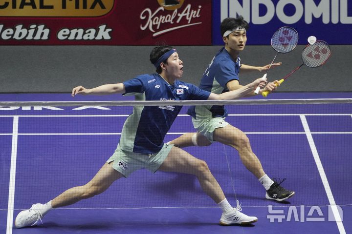 [자카르타=AP/뉴시스] 김원호(뒤)와 서승재가 8일(현지 시간) 인도네시아 자카르타 이스토라 스타디움에서 열린 2025 세계배드민턴연맹(BWF) 월드투어 슈퍼 1000 인도네시아오픈 남자복식 결승에서 사바르 카르야만 구타마-모 레자 파흘레비 이스파하니 조(인도네시아)와 경기하고 있다. 김원호-서승재가 2-1(18-21 21-19 21-12)로 역전승을 거두고 우승을 차지했다. 2025.06.09.