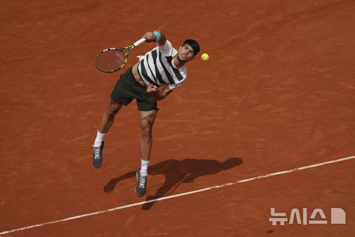 [파리=AP/뉴시스] 카를로스 알카라스(2위·스페인)가 8일(현지 시간) 프랑스 파리 롤랑가로스에서 열린 프랑스오픈 남자 단식 결승전에서 얀니크 신네르(1위·이탈리아)와 경기하고 있다. 알카라스는 신네르와 5시간 29분 대접전 끝에 3-2(4-6 6-7 6-4 7-6 7-6) 역전승을 거두고 대회 2연패를 달성했다. 2025.06.09.
