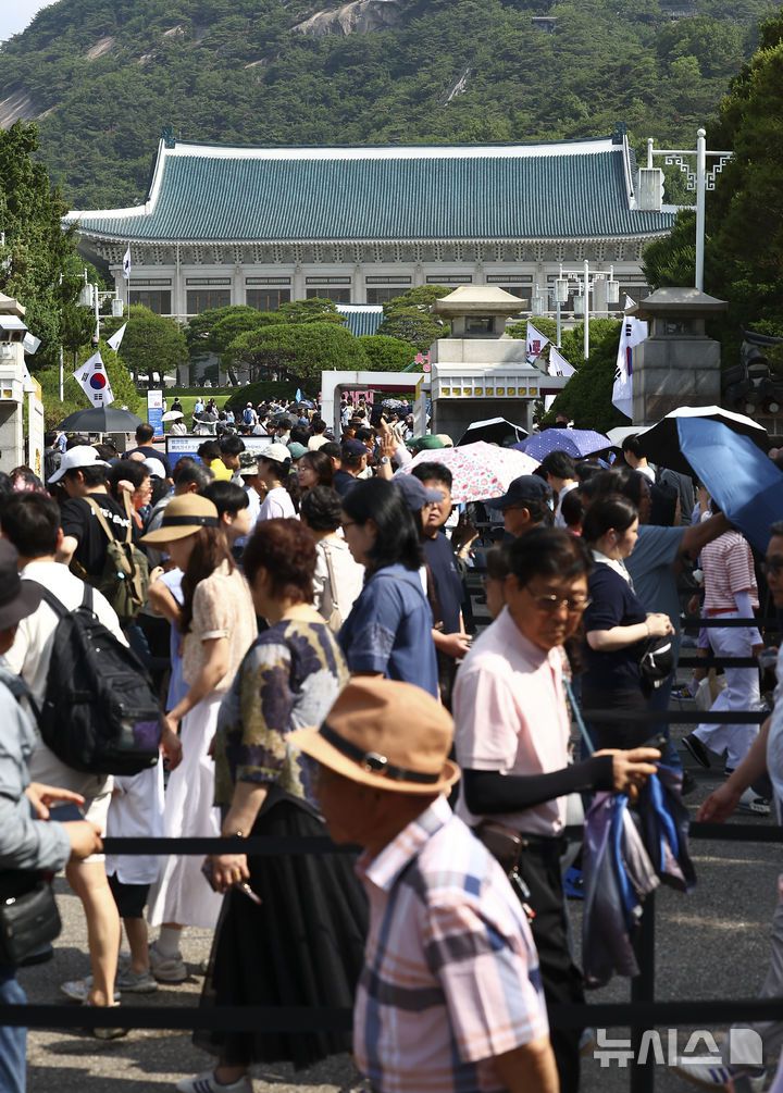 [서울=뉴시스] 김근수 기자 = 이재명 대통령이 대통령 집무실을 다시 청와대로 이전할 방침인 가운데 8일 서울 종로구 청와대에서 시민들이 관람하기 위해 줄 서 있다. 2025.06.08. ks@newsis.com