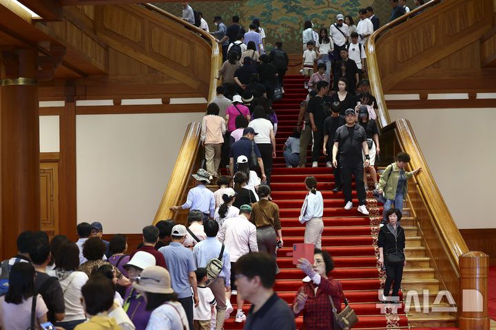 [서울=뉴시스] 김근수 기자 = 이재명 대통령이 대통령 집무실을 다시 청와대로 이전할 방침인 가운데 8일 서울 종로구 청와대에서 시민들이 관람하고 있다. 2025.06.08. ks@newsis.com