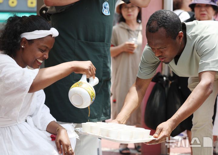 [서울=뉴시스] 김진아 기자 = 8일 서울 노원구 공릉역 일대에서 열린 '제3회 경춘선 공릉숲길 커피축제'에서 에티오피아의 분나 마프라트 시연이 열리고 있다.  '커피 여행'을 주제로 열린 이번 축제에서는 케냐, 과테말라, 엘살바도르 등 세계 20여 개국의 커피를 맛보고 각국의 고유한 커피 문화도 체험해볼 수 있다. 2025.06.08. bluesoda@newsis.com