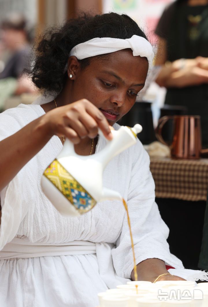 [서울=뉴시스] 김진아 기자 = 8일 서울 노원구 공릉역 일대에서 열린 '제3회 경춘선 공릉숲길 커피축제'에서 에티오피아의 분나 마프라트 시연이 열리고 있다.  '커피 여행'을 주제로 열린 이번 축제에서는 케냐, 과테말라, 엘살바도르 등 세계 20여 개국의 커피를 맛보고 각국의 고유한 커피 문화도 체험해볼 수 있다. 2025.06.08. bluesoda@newsis.com