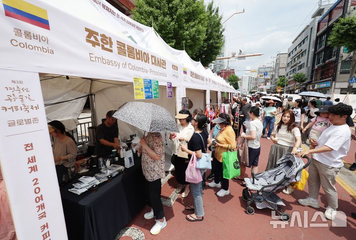 [서울=뉴시스] 김진아 기자 = 8일 서울 노원구 공릉역 일대에서 열린 '제3회 경춘선 공릉숲길 커피축제'가 시민들로 북적이고 있다.  '커피 여행'을 주제로 열린 이번 축제에서는 케냐, 과테말라, 엘살바도르 등 세계 20여 개국의 커피를 맛보고 각국의 고유한 커피 문화도 체험해볼 수 있다. 2025.06.08. bluesoda@newsis.com
