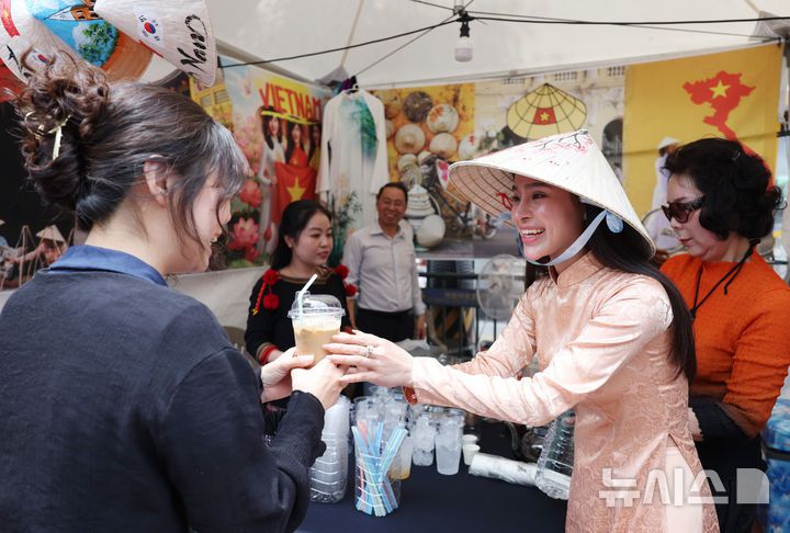 [서울=뉴시스] 김진아 기자 = 8일 서울 노원구 공릉역 일대에서 열린 '제3회 경춘선 공릉숲길 커피축제'에서 시민들이 베트남 커피를 즐기고 있다.   '커피 여행'을 주제로 열린 이번 축제에서는 케냐, 과테말라, 엘살바도르 등 세계 20여 개국의 커피를 맛보고 각국의 고유한 커피 문화도 체험해볼 수 있다. 2025.06.08. bluesoda@newsis.com