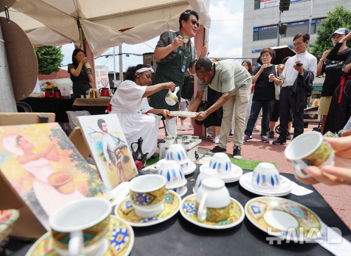 [서울=뉴시스] 김진아 기자 = 8일 서울 노원구 공릉역 일대에서 열린 '제3회 경춘선 공릉숲길 커피축제'에서 에티오피아의 분나 마프라트 시연이 열리고 있다.  '커피 여행'을 주제로 열린 이번 축제에서는 케냐, 과테말라, 엘살바도르 등 세계 20여 개국의 커피를 맛보고 각국의 고유한 커피 문화도 체험해볼 수 있다. 2025.06.08. bluesoda@newsis.com
