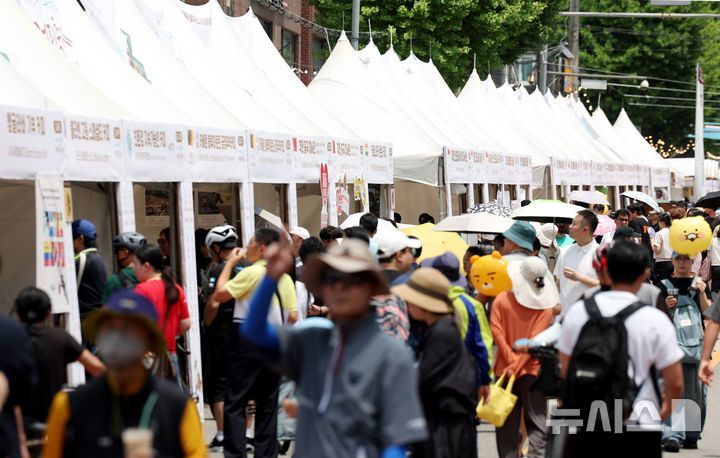 [서울=뉴시스] 김진아 기자 = 8일 서울 노원구 공릉역 일대에서 열린 '제3회 경춘선 공릉숲길 커피축제'가 시민들로 북적이고 있다.  '커피 여행'을 주제로 열린 이번 축제에서는 케냐, 과테말라, 엘살바도르 등 세계 20여 개국의 커피를 맛보고 각국의 고유한 커피 문화도 체험해볼 수 있다. 2025.06.08. bluesoda@newsis.com
