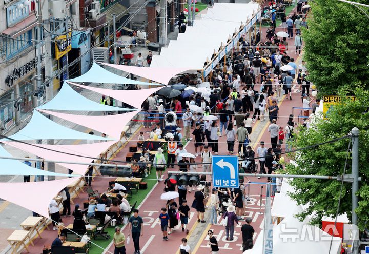 [서울=뉴시스] 김진아 기자 = 8일 서울 노원구 공릉역 일대에서 열린 '제3회 경춘선 공릉숲길 커피축제'가 시민들로 북적이고 있다.  '커피 여행'을 주제로 열린 이번 축제에서는 케냐, 과테말라, 엘살바도르 등 세계 20여 개국의 커피를 맛보고 각국의 고유한 커피 문화도 체험해볼 수 있다. 2025.06.08. bluesoda@newsis.com