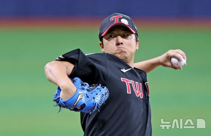 [서울=뉴시스] 김금보 기자 = 8일 서울 구로구 고척스카이돔에서 열린 프로야구 2025 KBO리그 LG 트윈스와 키움 히어로즈의 경기, 1회말 LG 송승기가 역투하고 있다. 2025.06.08. kgb@newsis.com