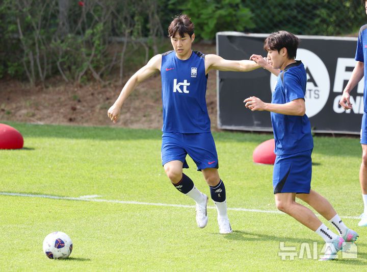 [파주=뉴시스] 황준선 기자 = 대한민국 축구 국가대표팀 이강인과 배준호가 8일 오후 경기 파주시 국가대표트레이닝센터(NFC)에서 훈련을 하고 있다.대한민국 축구 국가대표팀은 오는 10일 서울월드컵경기장에서 쿠웨이트와 2026 국제축구연맹(FIFA) 북중미 월드컵 아시아 지역 3차 예선 B조 최종 10차전을 치른다. 2025.06.08. hwang@newsis.com