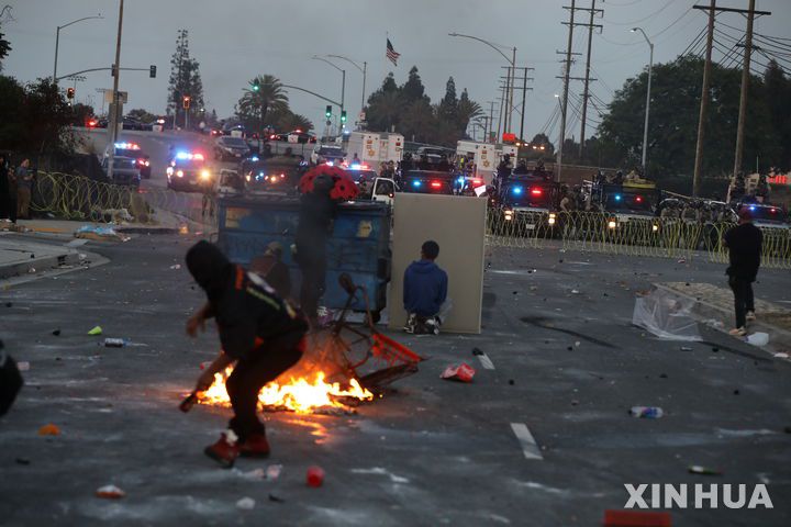 [로스앤젤레스=신화/뉴시스] 7일 미국 캘리포니아주 로스앤젤레스(LA) 패러마운트에서 시위대가 당국과 대립하고 있다. 2025.06.09