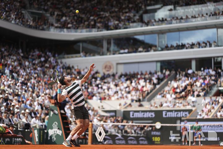 [파리=AP/뉴시스] 카를로스 알카라스(2위·스페인)가 8일(현지 시간) 프랑스 파리 롤랑가로스에서 열린 프랑스오픈 남자 단식 결승전에서 얀니크 신네르(1위·이탈리아)와 경기하고 있다. 알카라스는 신네르와 5시간 29분 대접전 끝에 3-2(4-6 6-7 6-4 7-6 7-6) 역전승을 거두고 대회 2연패를 달성했다. 2025.06.09.