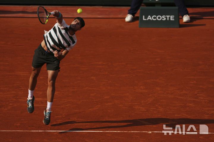 [파리=AP/뉴시스] 카를로스 알카라스(2위·스페인)가 8일(현지 시간) 프랑스 파리 롤랑가로스에서 열린 프랑스오픈 남자 단식 결승전에서 얀니크 신네르(1위·이탈리아)와 경기하고 있다. 알카라스는 신네르와 5시간 29분 대접전 끝에 3-2(4-6 6-7 6-4 7-6 7-6) 역전승을 거두고 대회 2연패를 달성했다. 2025.06.09.