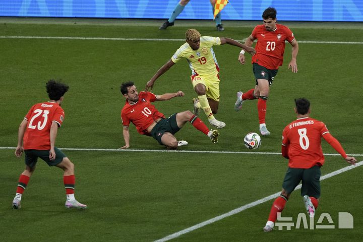 [뮌헨=AP/뉴시스] 8일(현지 시간) 독일 뮌헨의 알리안츠 아레나에서 열린 2024-25 유럽축구연맹(UEFA) 네이션스리그(UNL) 포르투갈 대 스페인 결승전에서 선수들이 볼다툼을 하고 있다. 포르투갈은 연장까지 2-2 무승부를 기록해 승부차기 끝에 5-3으로 승리해 6년 만에 정상에 올랐다. 크리스티아누 호날두는 후반 16분 동점 골을 넣어 A매치 138호 골을 기록했다. 2025.06.09.