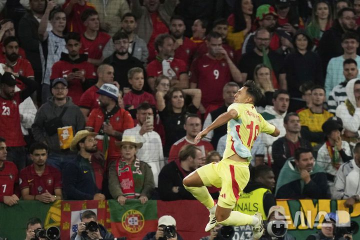 [뮌헨=AP/뉴시스] 스페인 마르코 수비멘디가 8일(현지 시간) 독일 뮌헨의 알리안츠 아레나에서 열린 2024-25 유럽축구연맹(UEFA) 네이션스리그(UNL) 포르투갈과의 결승전에서 선제골을 넣은 뒤 기뻐하고 있다. 포르투갈은 연장까지 2-2 무승부를 기록해 승부차기 끝에 5-3으로 승리해 6년 만에 정상에 올랐다. 크리스티아누 호날두는 후반 16분 동점 골을 넣어 A매치 138호 골을 기록했다. 2025.06.09.