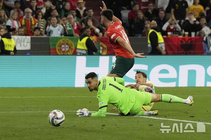 [뮌헨=AP/뉴시스] 스페인의 미켈 오야르사발(오른쪽)이 8일(현지 시간) 독일 뮌헨의 알리안츠 아레나에서 열린 2024-25 유럽축구연맹(UEFA) 네이션스리그(UNL) 포르투갈과의 결승전에서 팀의 두번째 골을 넣고 있다. 포르투갈은 연장까지 2-2 무승부를 기록해 승부차기 끝에 5-3으로 승리해 6년 만에 정상에 올랐다. 크리스티아누 호날두는 후반 16분 동점 골을 넣어 A매치 138호 골을 기록했다. 2025.06.09.