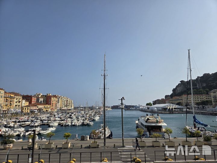 [니스=뉴시스] 지난 9일(현지 시간) 프랑스 남부 니스 항구에 제3차 유엔 해양총회 본회의장이 설치된 모습. 총회는 13일 공식 폐막했다. 한국은 칠레와 차기 총회 공동 유치를 타진하고 있다. 2025.06.13. hey1@newsis.com