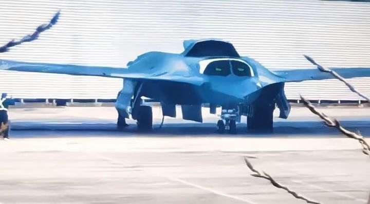 [서울=뉴시스]중국이 개발 중인 6세대 전투기로 추정되는 전투기의 새로운 사진이 공개되면서 해당 기체의 성능과 역할에 대한 전문가들의 평가가 잇따르고 있다. 소셜미디어에서 확산되는 6세대기 J-36으로 추정되는 기체의 모습.<사진출처: 웨이보> 2025.06.09