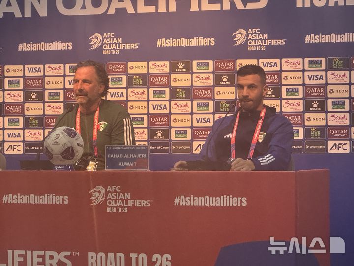 [서울=뉴시스] 김진엽 기자= 후안 안토니오 피치 쿠웨이트 남자 축구 대표팀 감독과 수비수 파하드 알하제리가 9일 오후 8시 서울월드컵경기장에서 진행된 한국 남자 축구 대표팀과의 2026 국제축구연맹(FIFA) 북중미 월드컵 아시아 지역 3차 예선 10차전 경기 전 공식 기자회견에서 질문에 답하고 있다. 2025.06.09. wlsduq123@newsis.com