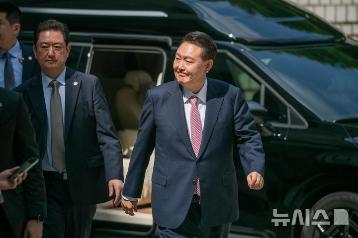 [서울=뉴시스] 사진공동취재단 = 윤석열 전 대통령이 내란 우두머리 등 혐의 재판을 받기 위해 제21대 대통령 선거 이후 처음으로 법원에 출석했다. 윤 전 대통령은 자신의 이름을 연호하는 지지자들을 바라보며 미소지었지만, 대선 결과와 특검 등 취재진 질문엔 아무 답을 하지 않았다. 사진은 윤석열 전 대통령이 9일 서울 서초구 서울중앙지방법원에서 열린 내란 우두머리 혐의·직권남용 권리행사 방해 혐의 사건 6차 공판에 출석하는 모습. 2025.06.09. photo@newsis.com