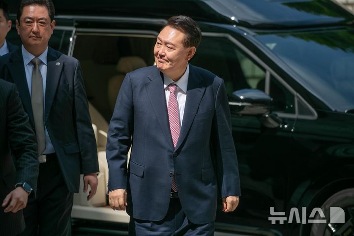 [서울=뉴시스] 사진공동취재단 = 12·3 비상계엄 사태로 정신적 피해를 입었다며 시민들로부터 위자료 청구 소송을 당한 윤석열 전 대통령이 원고 측 대리인을 상대로 소송비용 담보 제공을 신청했으나 법원에서 기각됐다. 사진은 윤석열 전 대통령이 지난 9일 서울 서초구 서울중앙지방법원에서 열린 내란 우두머리 혐의·직권남용 권리행사 방해 혐의 사건 6차 공판에 출석하는 모습. 2025.06.09. photo@newsis.com