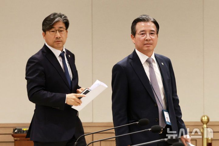 [서울=뉴시스] 고범준 기자 = 김용범(오른쪽) 정책실장과 류덕현 재정기획보좌관이 9일 서울 용산구 대통령실 청사에서 열린 2차 비상경제점검 태스크포스(TF)회의에 입장하고 있다. 2025.06.09. bjko@newsis.com