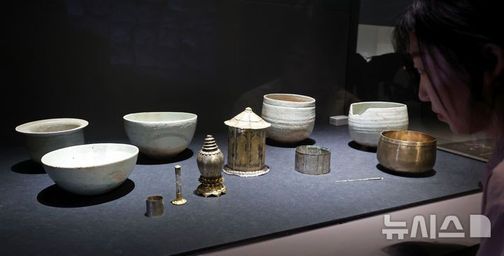 [서울=뉴시스] 박진희 기자 = 국립중앙박물관은 용산 개관 20주년을 맞아 특별전 '새 나라 새 미술: 조선 전기 미술 대전' 언론공개회를 9일 서울 용산구 국립중앙박물관 특별전시실에서 갖고 '이성계 발원 사리장엄'을 선보이고 있다. 이번 전시는 조선이라는 새로운 나라의 시작과 함께 꽃핀 15~16세기 당시 미술을 대표하는 691건(도자, 서화, 불교미술 등) 작품의 정수를 한 자리에 모은 대규모 기획이다. 2025.06.09. pak7130@newsis.com