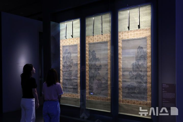 [서울=뉴시스] 박진희 기자 = 국립중앙박물관은 용산 개관 20주년을 맞아 특별전 '새 나라 새 미술: 조선 전기 미술 대전' 언론공개회를 9일 서울 용산구 국립중앙박물관 특별전시실에서 갖고 '산수도'를 선보이고 있다. 이번 전시는 조선이라는 새로운 나라의 시작과 함께 꽃핀 15~16세기 당시 미술을 대표하는 691건(도자, 서화, 불교미술 등) 작품의 정수를 한 자리에 모은 대규모 기획이다. 2025.06.09. pak7130@newsis.com