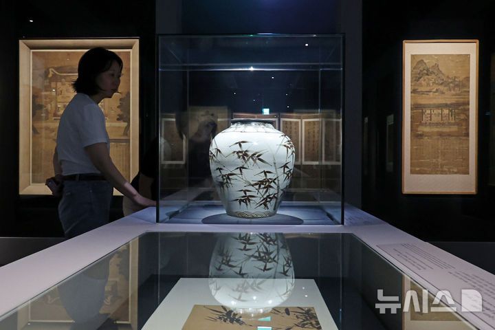 [서울=뉴시스] 박진희 기자 = 국립중앙박물관은 용산 개관 20주년을 맞아 특별전 '새 나라 새 미술: 조선 전기 미술 대전' 언론공개회를 9일 서울 용산구 국립중앙박물관 특별전시실에서 갖고 '백자철화매죽문호'를 선보이고 있다. 이번 전시는 조선이라는 새로운 나라의 시작과 함께 꽃핀 15~16세기 당시 미술을 대표하는 691건(도자, 서화, 불교미술 등) 작품의 정수를 한 자리에 모은 대규모 기획이다. 2025.06.09. pak7130@newsis.com