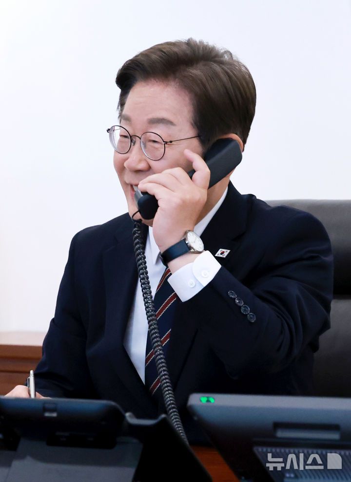 [서울=뉴시스] 고범준 기자 = 이재명 대통령이 9일 서울 용산구 대통령실 청사 집무실에서 이시바 시게루 일본 총리와 전화 통화를 위해 수화기를 들고 있다. 2025.06.09. bjko@newsis.com