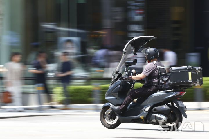 [서울=뉴시스] 김근수 기자 = 9일 서울 시내에서 한 배달 라이더가 음식 배달을 하고 있다.. 2025.06.09. ks@newsis.com