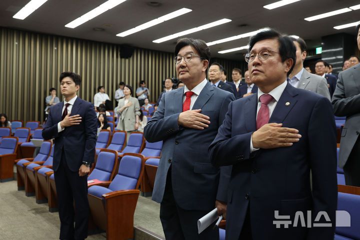 [서울=뉴시스] 권창회 기자 = 김용태 국민의힘 비상대책위원장과 권성동 원내대표가 9일 서울 여의도 국회에서 열린 의원총회에서 국민의례를 하고 있다. 2025.06.09. kch0523@newsis.com