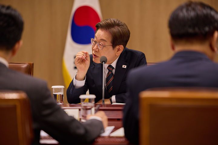 [서울=뉴시스] 이재명 대통령이 지난 9일 서울 용산구 대통령실 청사에서 열린 2차 비상경제점검 태스크포스(TF)회의에서 발언하고 있다. (사진=대통령실 제공) 2025.06.10. photo@newsis.com *재판매 및 DB 금지