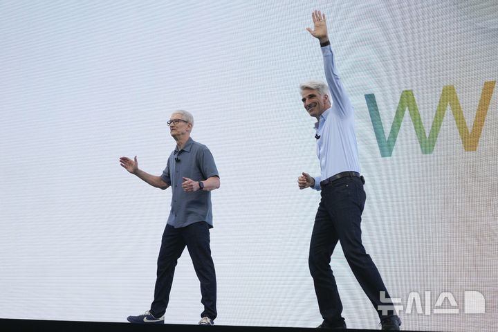 [쿠퍼티노=AP/뉴시스] 9일(현지 시간)캘리포니아 쿠퍼티노 애플 캠퍼스에서 열린 WWDC 2025 행사 중 팀 쿡 애플 CEO(왼쪽)가 소프트웨어 엔지니어링 담당 수석 부사장 크레이그 페더리기와 함께 무대에 올랐다. 2025.06.10.