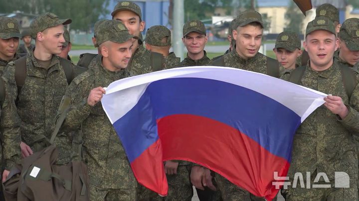 [모스크바=AP/뉴시스] 9일(현지 시간) 러시아 국방부가 공개한 영상 사진에 우크라이나와 포로 교환으로 석방된 러시아 군인들이 러시아 모스크바 외곽 공항에 도착해 국기를 들고 수송기에서 내리는 모습. 2025.06.10.