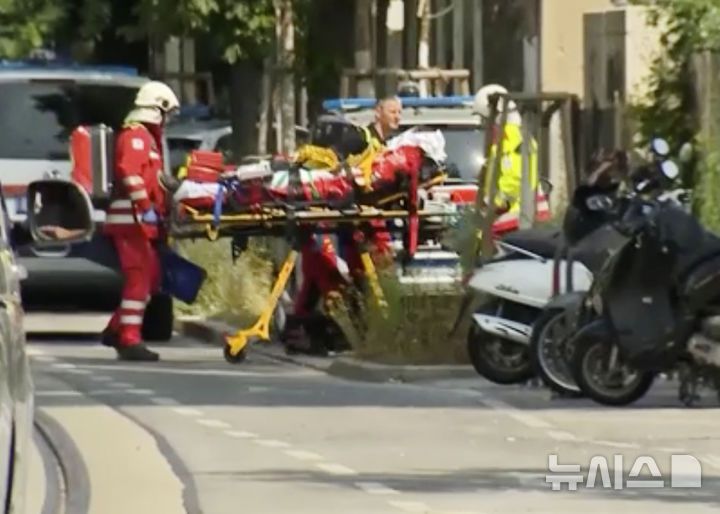 [그라츠=AP/뉴시스] 10일(현지 시간) 오스트리아 그라츠의 한 고등학교에서 총기 난사 사건이 발생해 구조대원들이 부상자를 이송하고 있다. 2025.06.11.