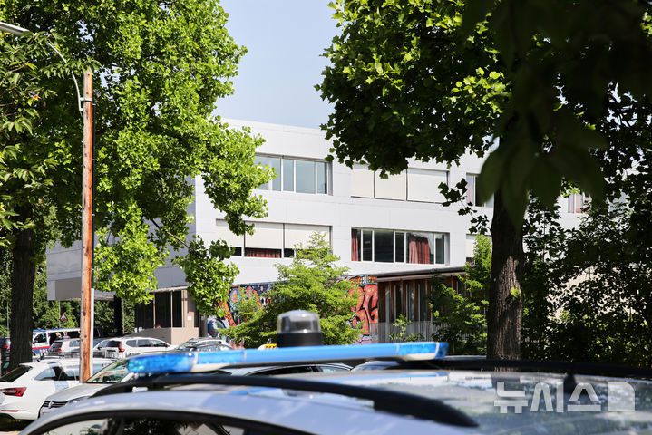 [그라츠=AP/뉴시스] 10일(현지 시간) 오스트리아 그라츠의 한 고등학교에서 총기 난사 사건이 발생한 가운데 학교 앞에 경찰차가 세워져 있다. 2025.06.11.