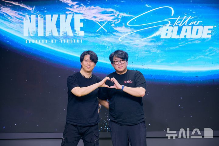 [서울=뉴시스] 시프트업은 지난달 20일 '승리의 여신: 니케'와 '스텔라 블레이드' 협업 기자간담회를 열었다. (왼쪽부터) 김형태 시프트업 대표와 유형석 니케 디렉터가 기념촬영을 하고 있다. 2025.06.11. (사진=시프트업 제공)