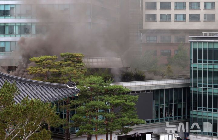 [서울=뉴시스] 홍효식 기자 = 10일 서울 종로구 조계사 한국불교역사문화기념관에서 화재가 발생해 연기가 솟아오르고 있다. 2025.06.10. yesphoto@newsis.com