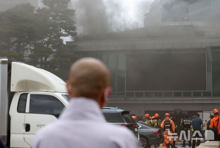 [서울=뉴시스] 홍효식 기자 = 10일 서울 종로구 조계사 한국불교역사문화기념관에서 화재가 발생해 연기가 솟아오르고 있다. 2025.06.10. yesphoto@newsis.com