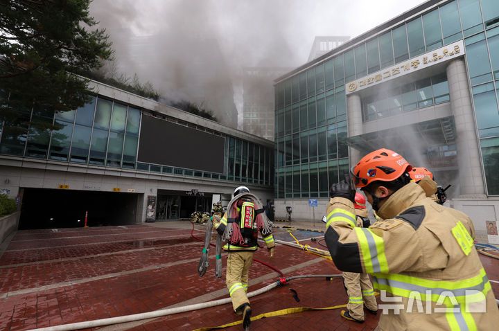 [서울=뉴시스] 홍효식 기자 = 10일 서울 종로구 조계사 한국불교역사문화기념관에서 화재가 발생해 소방대원들이 투입하고 있다. 2025.06.10. yesphoto@newsis.com
