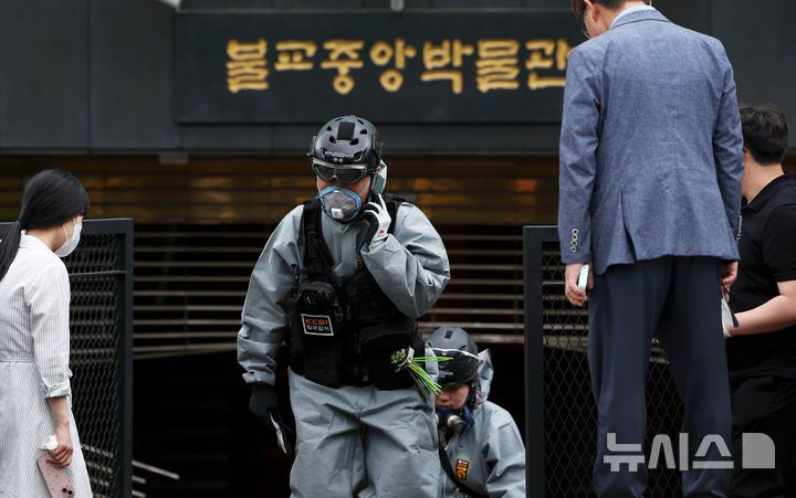 [서울=뉴시스] 홍효식 기자 = 10일 서울 종로구 조계사 옆 한국불교역사문화기념관에서 화재가 발생해 과학수사대 화재감식단이 현장을 나오고 있다. 2025.06.10. yesphoto@newsis.com