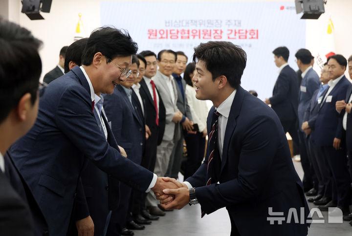 [서울=뉴시스] 고승민 기자 = 김용태 국민의힘 비상대책위원장이 10일 서울 여의도 당사에서 열린 원외당협위원장 간담회에서 참석자들과 인사하고 있다. 2025.06.10. kkssmm99@newsis.com