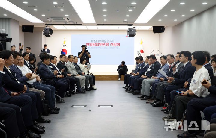 [서울=뉴시스] 고승민 기자 = 김용태 국민의힘 비상대책위원장이 10일 서울 여의도 당사에서 열린 원외당협위원장 간담회에서 발언하고 있다. 2025.06.10. kkssmm99@newsis.com