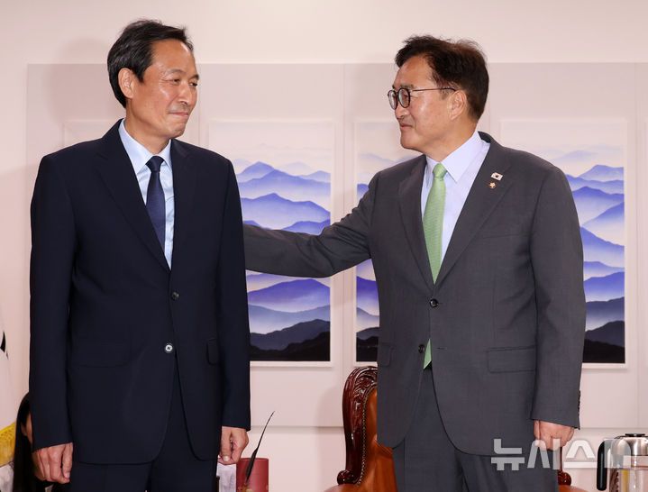[서울=뉴시스] 조성우 기자 = 우원식(오른쪽) 국회의장이 10일 오후 서울 여의도 국회에서 우상호 대통령실 정무수석을 접견하고 있다. 2025.06.10. xconfind@newsis.com