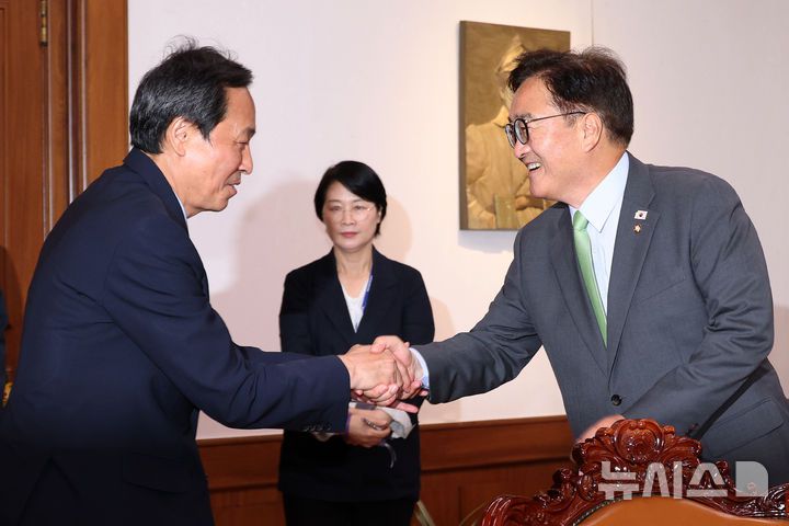 [서울=뉴시스] 조성우 기자 = 우원식(오른쪽) 국회의장이 10일 오후 서울 여의도 국회에서 우상호 대통령실 정무수석을 접견하고 있다. 2025.06.10. xconfind@newsis.com