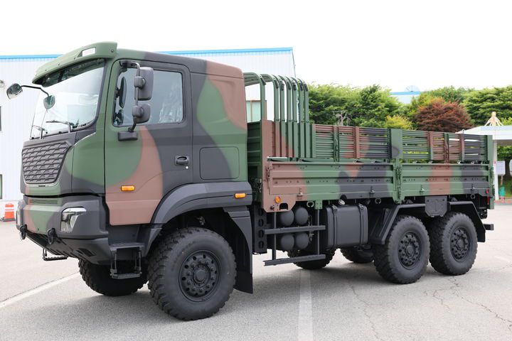 [서울=뉴시스] 전기차 시장 성장 둔화와 글로벌 공급망 불안이 장기화되면서 완성차 업계가 '방위산업' 분야 진출을 통해 사업 포트폴리오 다각화에 나서고 있다. 사진은 기아 중형표준차(KMTV, Kia Medium Tactical Vehicle) 5톤 모델. (사진=기아 제공) photo@newsis.com *재판매 및 DB 금지