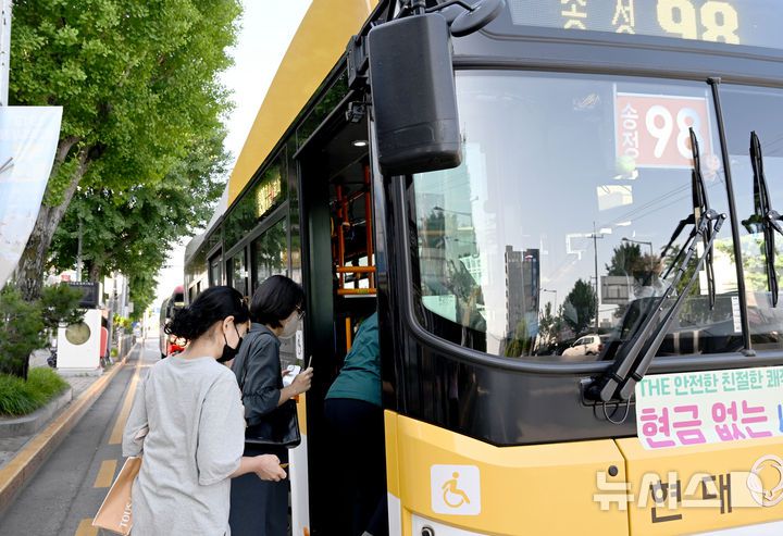 [광주=뉴시스] 김혜인 기자 = 광주 시내버스 파업 재개 사흘째인 11일 오전 광주 광산구 광주송정역 버스정류장에서 시민들이 버스에 탑승하고 있다. 광주 시내버스 노조는 사측과 임금 인상 등에 대한 협의점을 찾지 못해 지난 5일 총파업에 돌입한 뒤 연휴 동안 준법투쟁을 벌이다 지난 9일부터 파업에 돌입했다. 광주시는 대체기사를 투입해 운행률을 80%대로 유지하고 있으나 파업으로 인해 일부 노선은 배차 간격이 늘어났다. 2025.06.11. hyein0342@newsis.com
