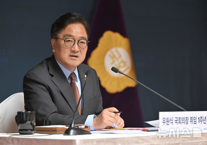 [서울=뉴시스] 국회사진기자단 = 우원식 국회의장이 11일 서울 여의도 국회 사랑재에서 열린 취임 1주년 기자간담회에서 발언하고 있다. 2025.06.11. photo@newsis.com