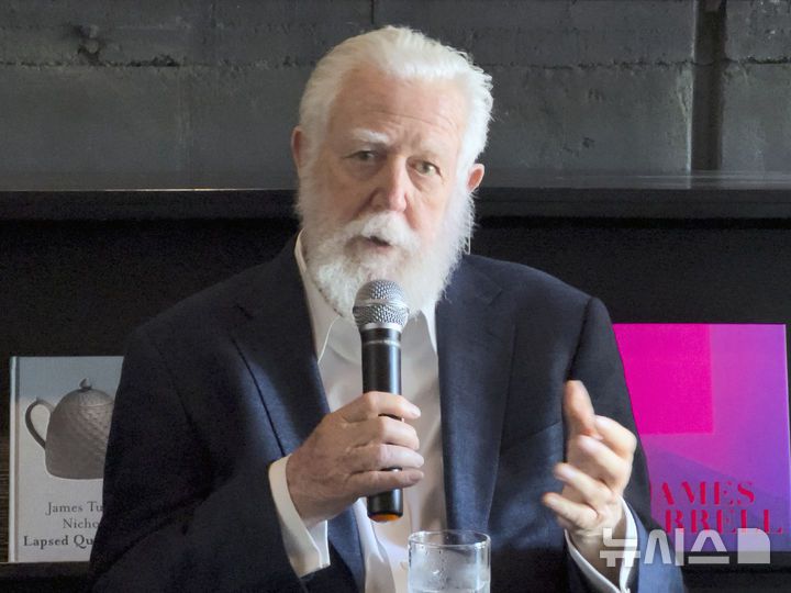[서울=뉴시스] 박진희 기자 = 제임스 터렐(James Turrell) 작가가 11일 서울 용산구 페이스갤러리에서 기자간담회를 하고 있다. 2025.06.11. pak7130@newsis.com